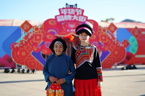 杭州铸淘网络科技有限公司|74岁彝族老奶奶体验新零售，意外展露出惊人的烘培天分